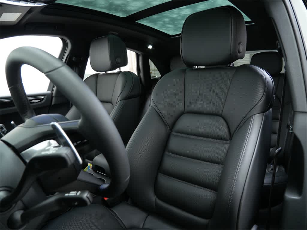 Thumbnail: 2026 Porsche Macan - 5