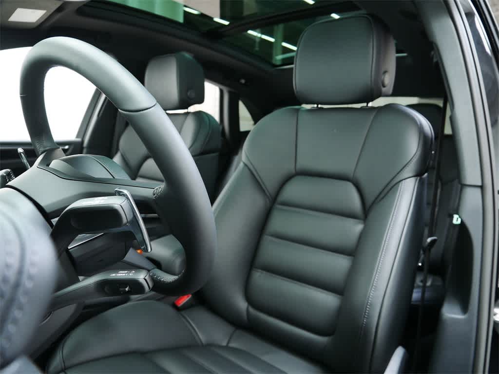 Thumbnail: 2026 Porsche Macan - 5