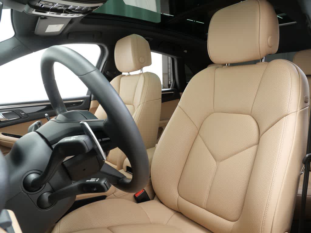 Thumbnail: 2026 Porsche Macan - 5