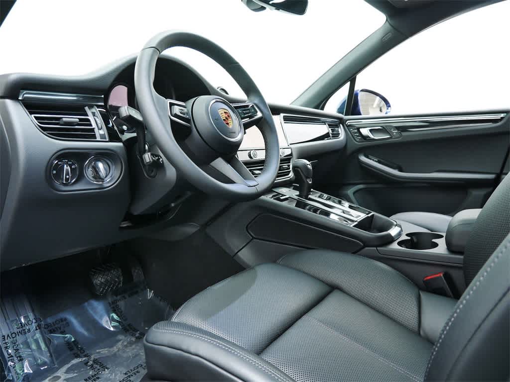Thumbnail: 2026 Porsche Macan - 4
