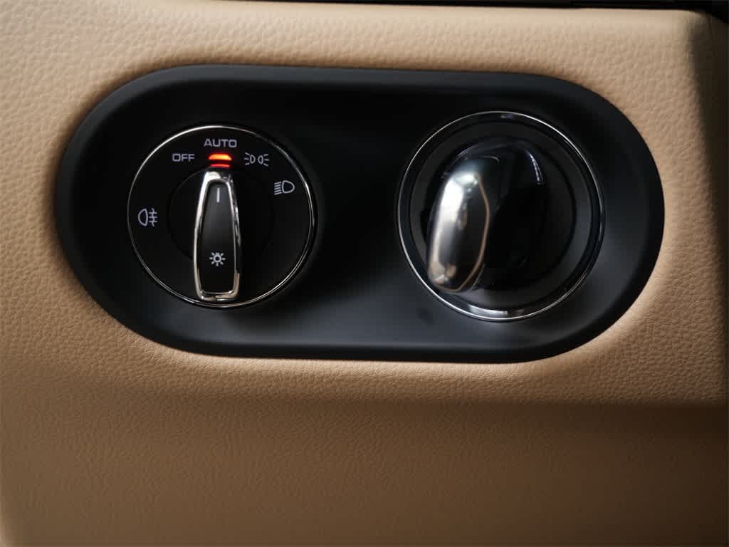 Thumbnail: 2026 Porsche Macan - 18