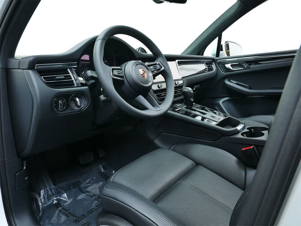 Thumbnail: 2026 Porsche Macan - 4