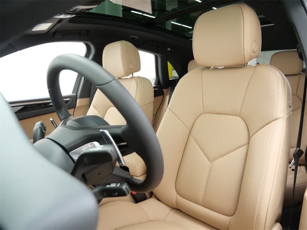 Thumbnail: 2026 Porsche Macan - 5