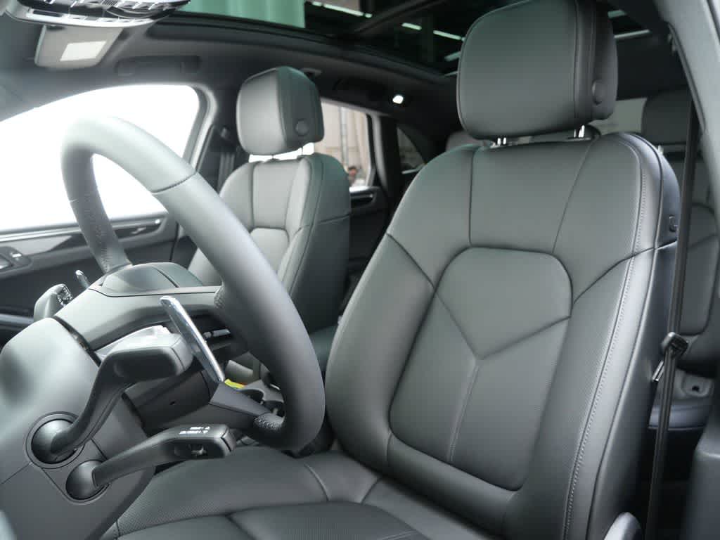 Thumbnail: 2026 Porsche Macan - 5