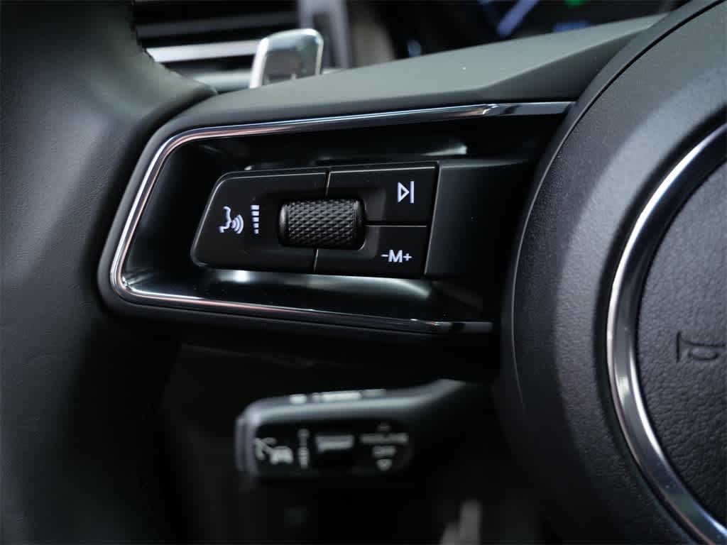 Thumbnail: 2025 Porsche Macan - 21