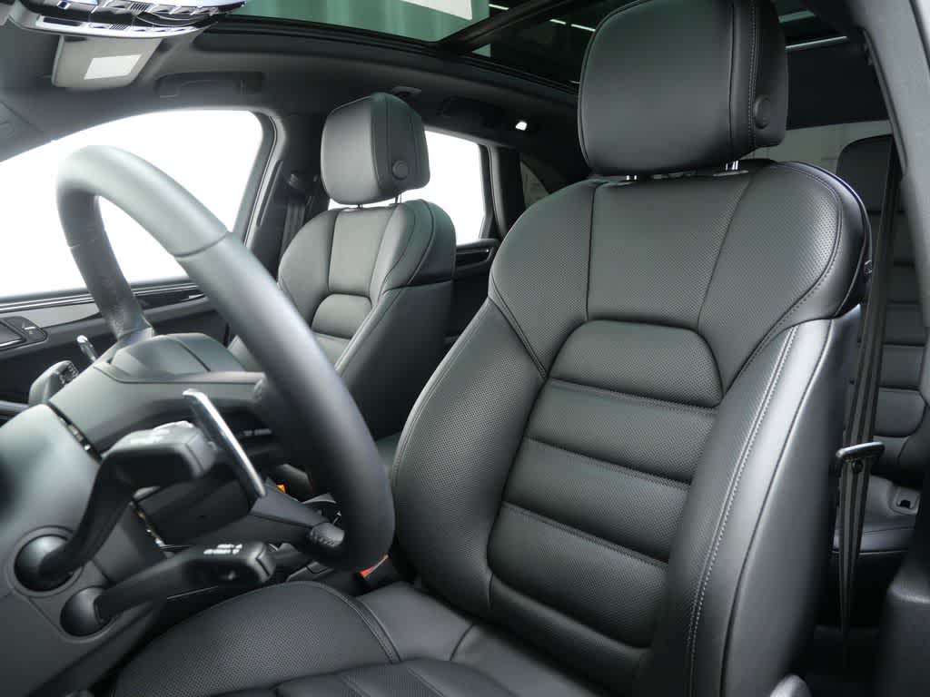Thumbnail: 2026 Porsche Macan - 5