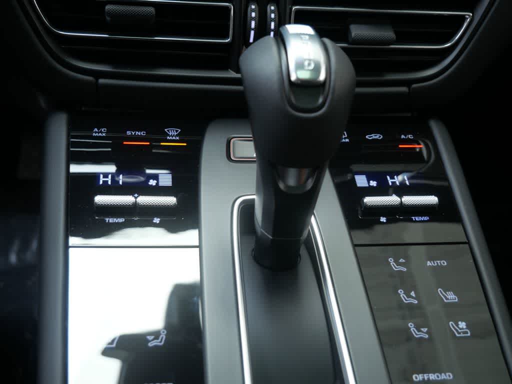 Thumbnail: 2026 Porsche Macan - 23