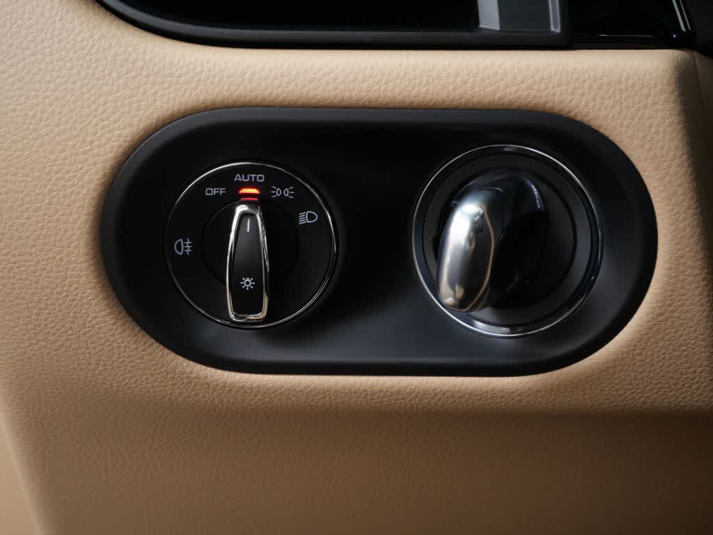 Thumbnail: 2026 Porsche Macan - 18