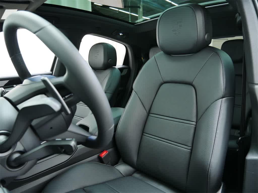 Thumbnail: 2026 Porsche Macan - 5