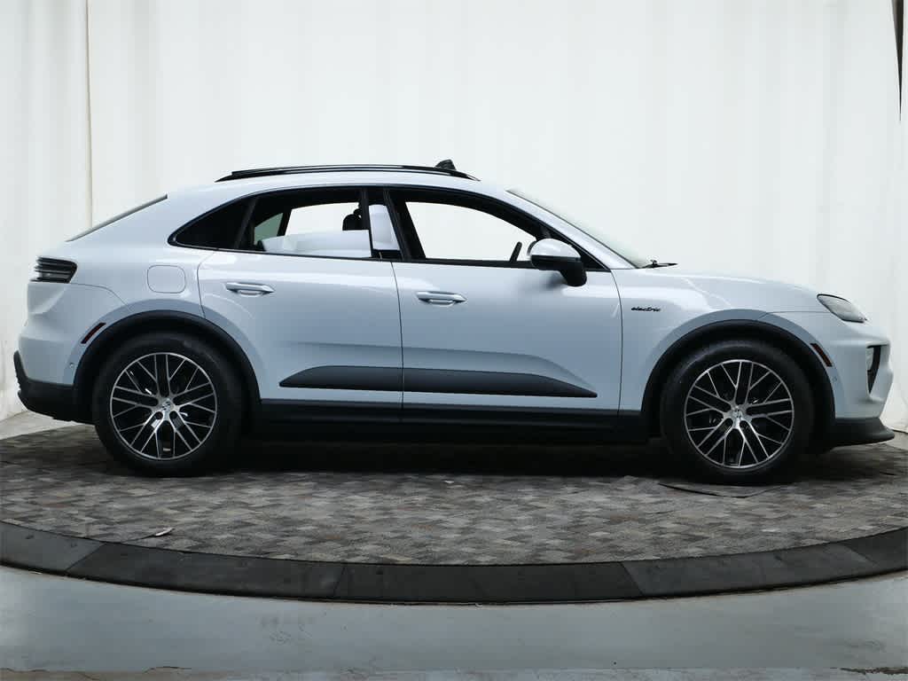 Thumbnail: 2025 Porsche Macan - 8