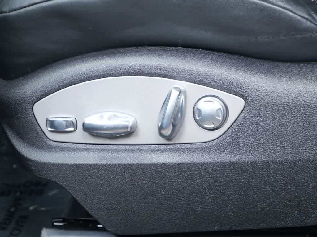 Thumbnail: 2026 Porsche Macan - 12