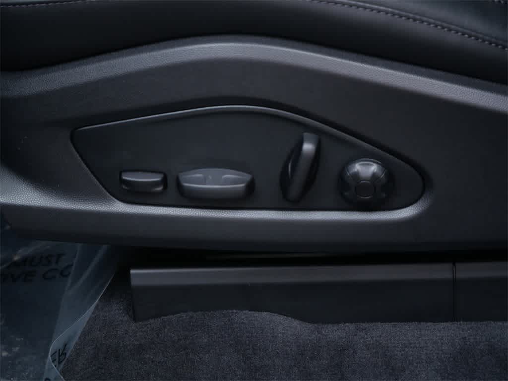 Thumbnail: 2026 Porsche Macan - 12