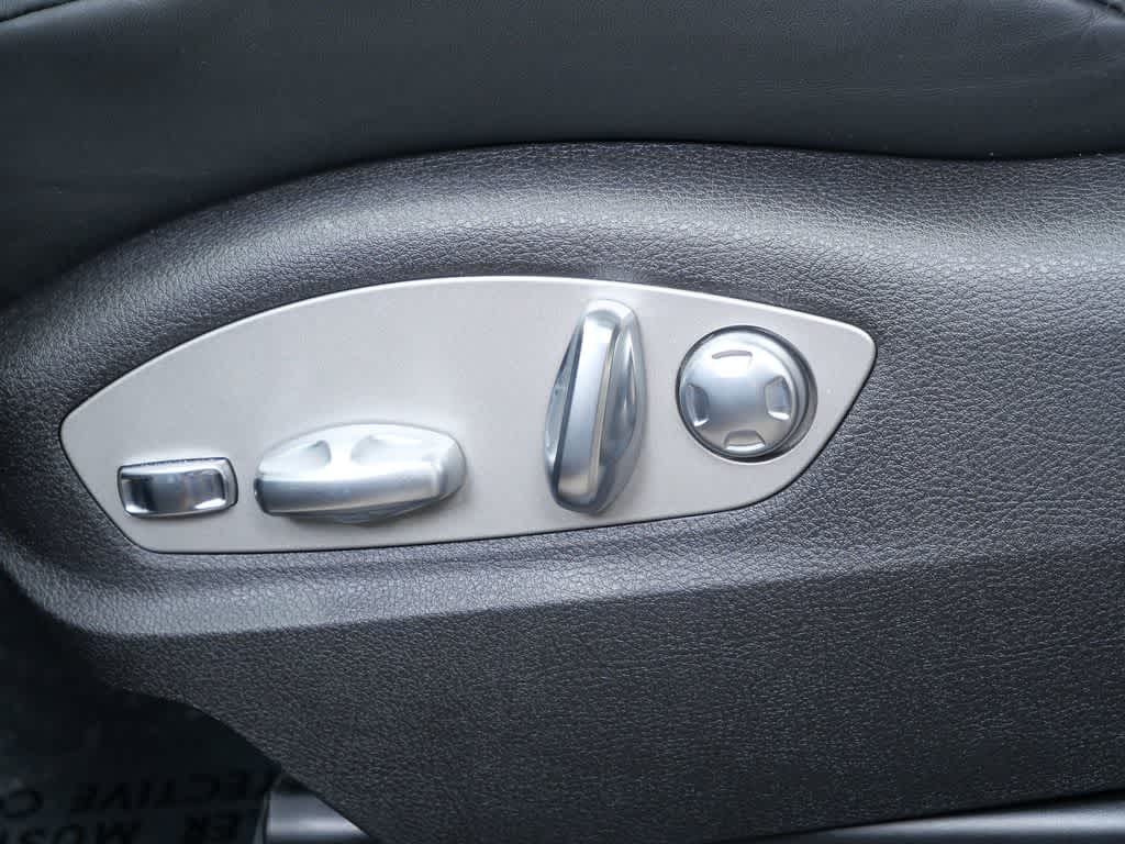 Thumbnail: 2026 Porsche Macan - 12