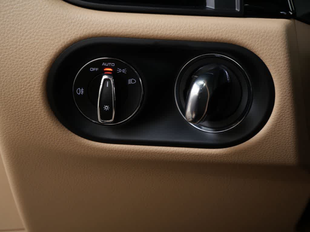 Thumbnail: 2026 Porsche Macan - 18