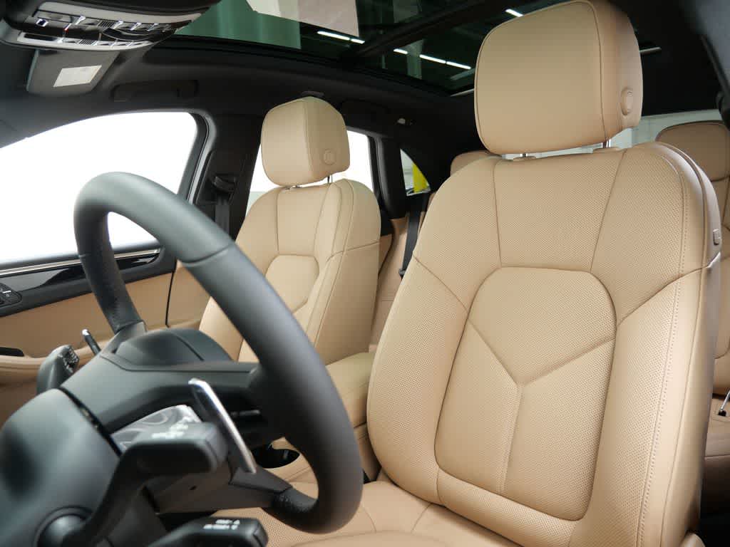 Thumbnail: 2026 Porsche Macan - 5