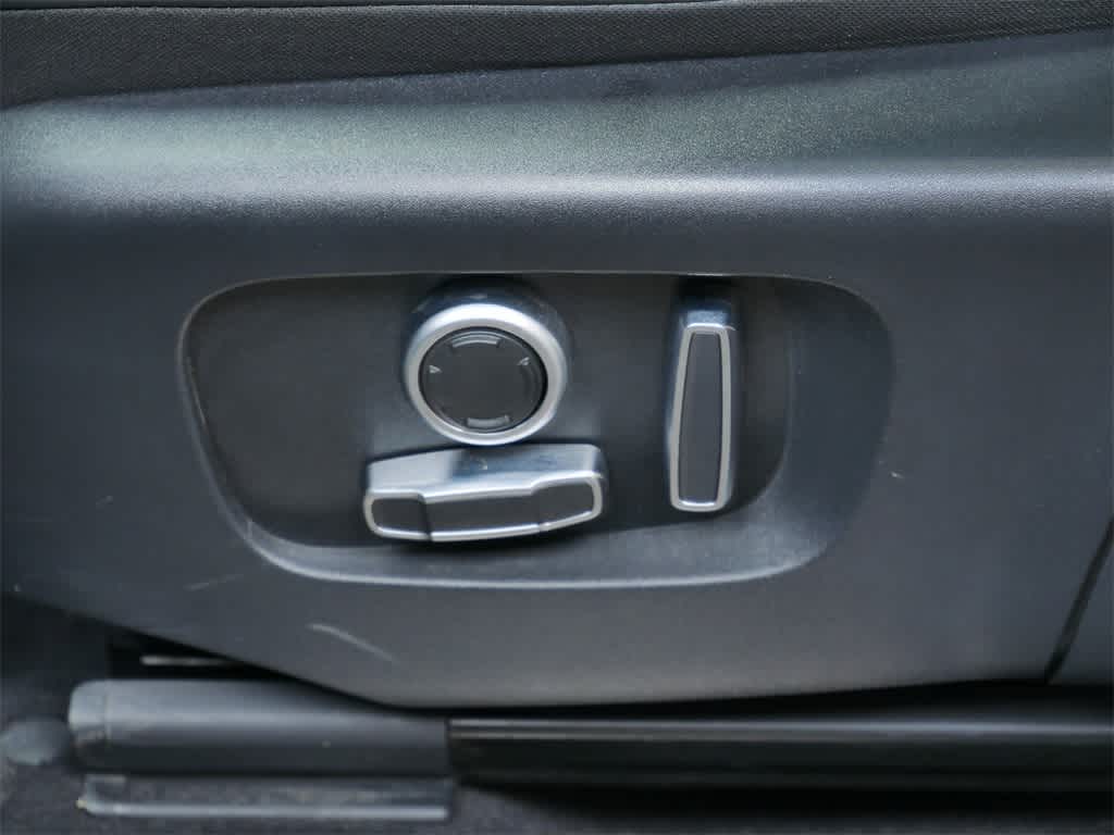 Thumbnail: 2022 Land Rover Discovery Sport - 12