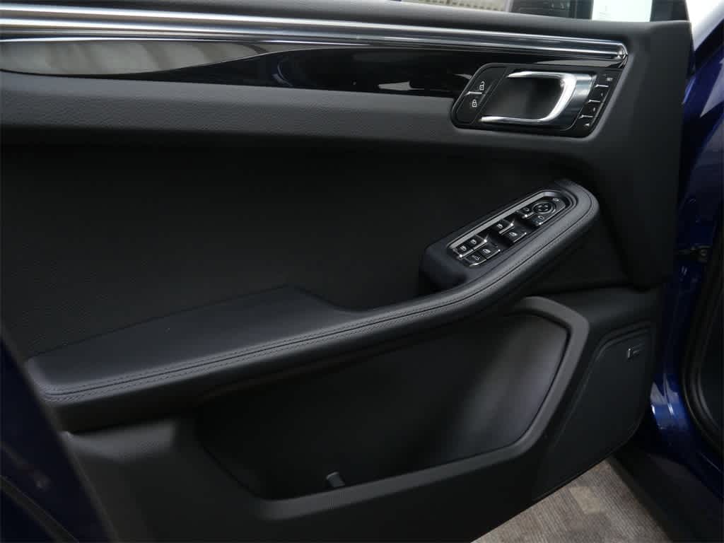 Thumbnail: 2025 Porsche Macan - 11