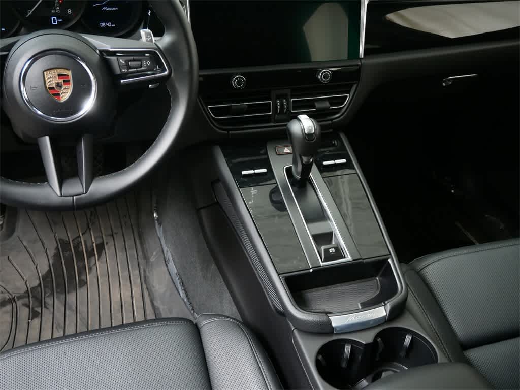 Thumbnail: 2025 Porsche Macan - 17