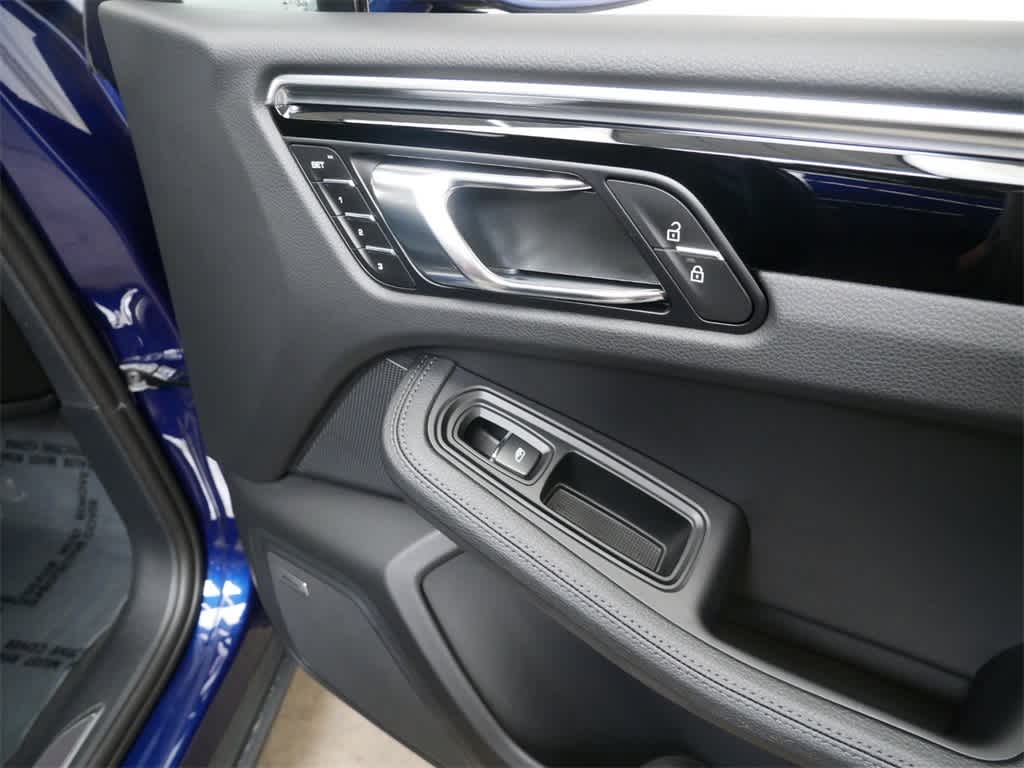 Thumbnail: 2025 Porsche Macan - 27