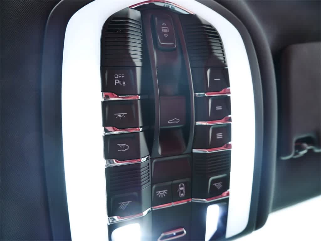 Thumbnail: 2023 Porsche Macan - 28