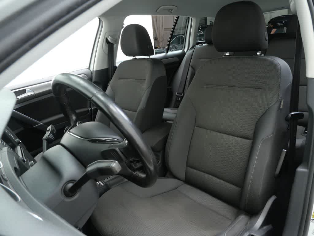 Thumbnail: 2017 Volkswagen e-Golf - 5