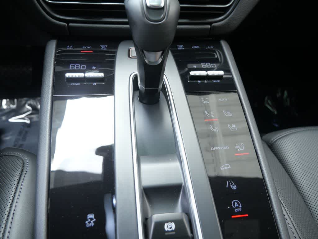 Thumbnail: 2025 Porsche Macan - 24