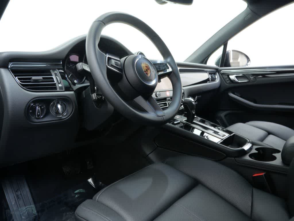 Thumbnail: 2026 Porsche Macan - 4