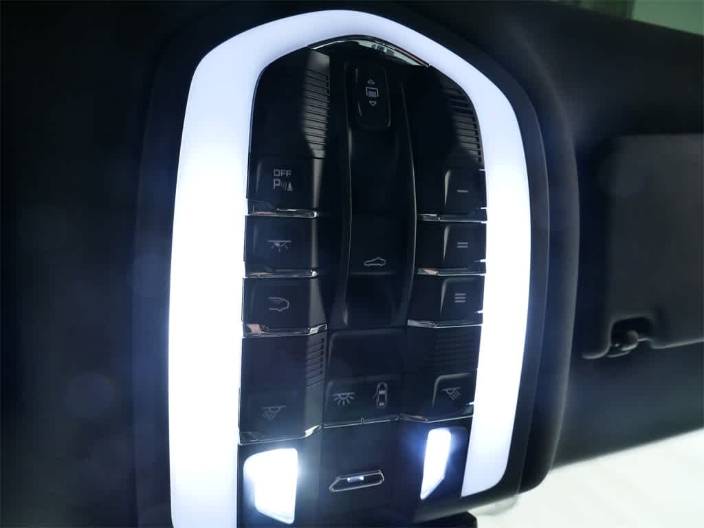 Thumbnail: 2025 Porsche Macan - 27