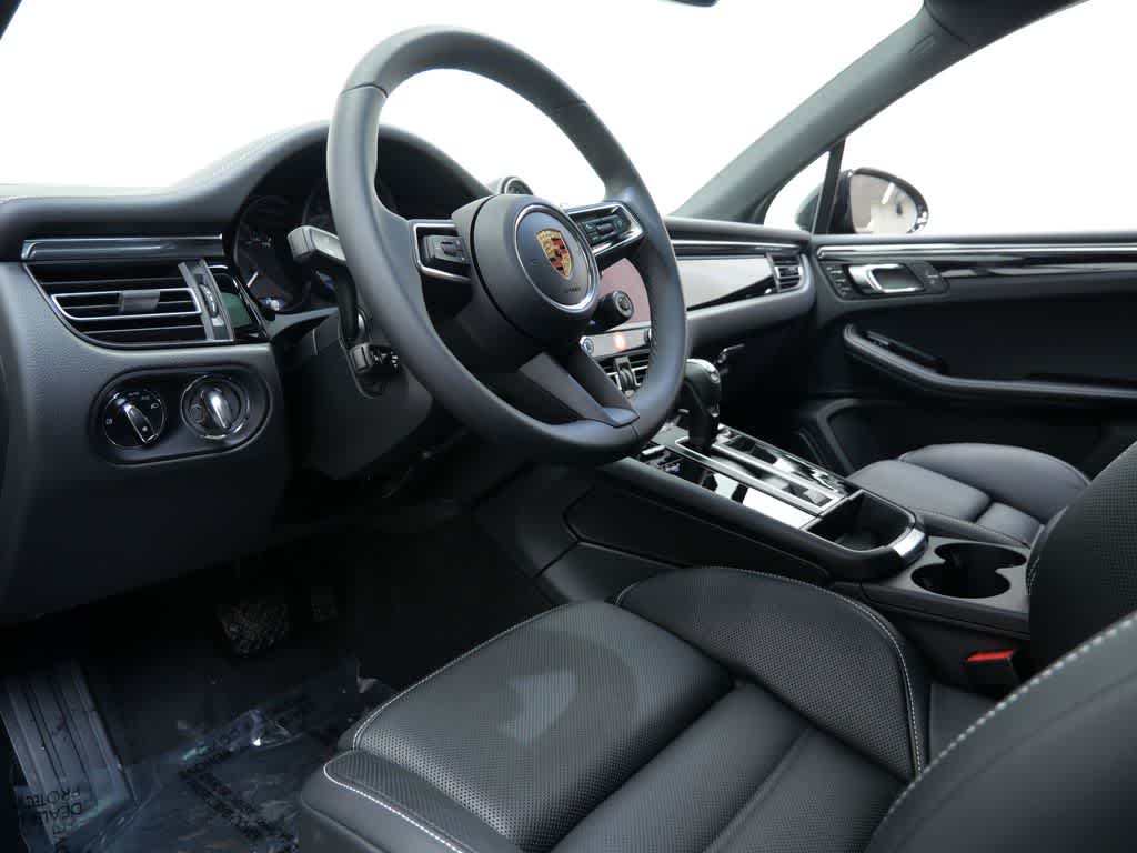 Thumbnail: 2026 Porsche Macan - 4