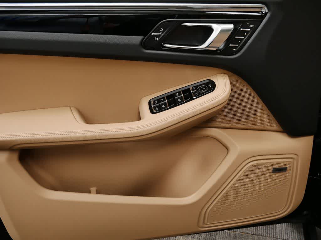 Thumbnail: 2026 Porsche Macan - 11