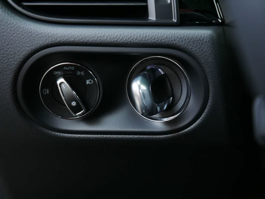 Thumbnail: 2026 Porsche Macan - 18