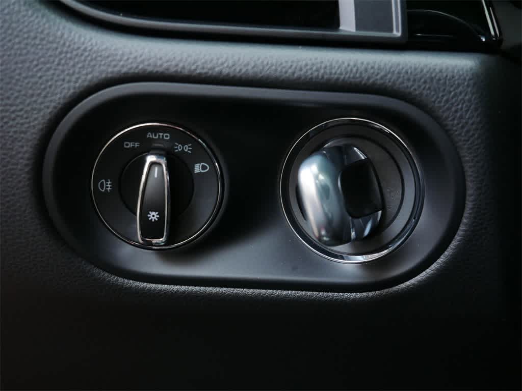 Thumbnail: 2026 Porsche Macan - 19