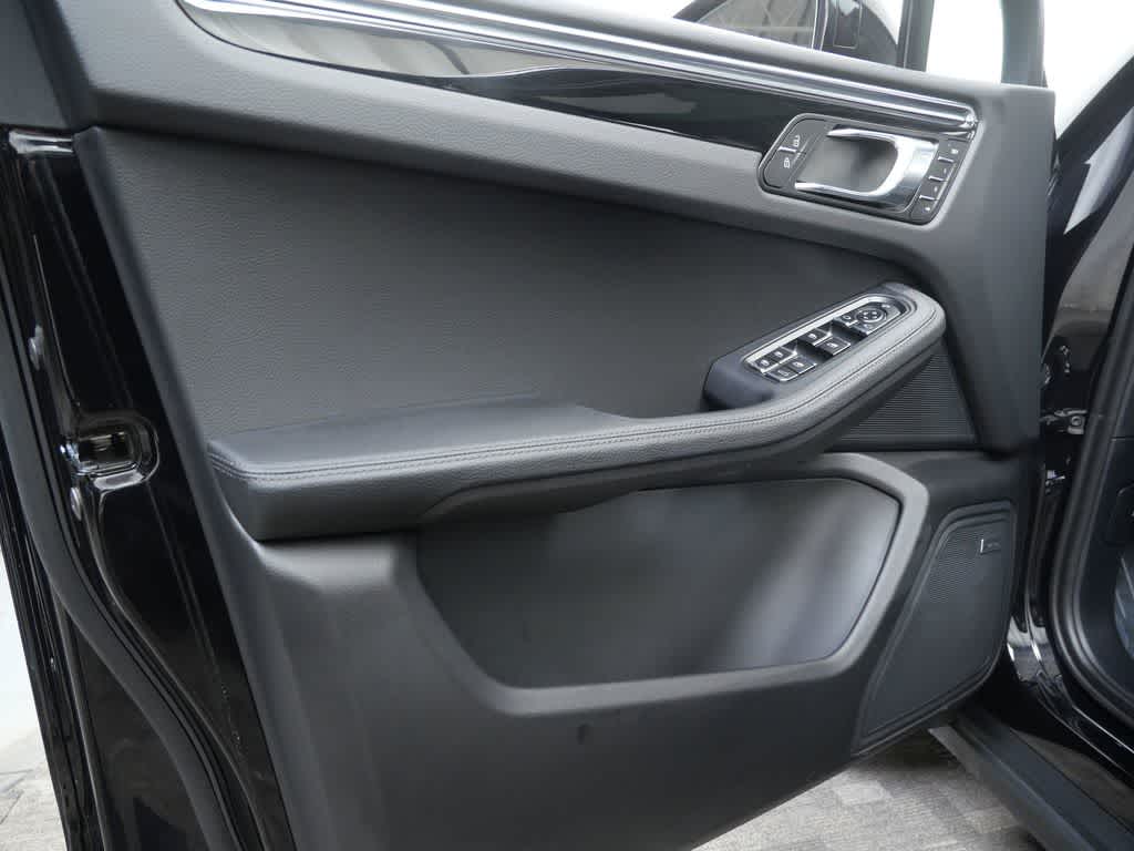 Thumbnail: 2026 Porsche Macan - 11