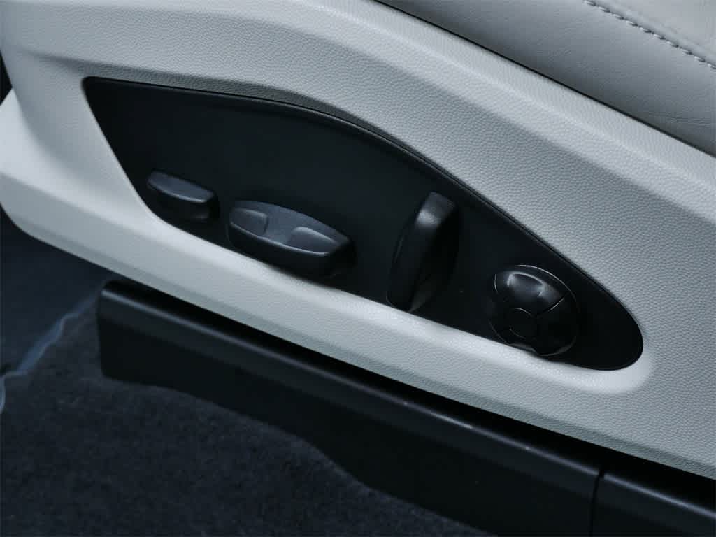 2024 Porsche Macan T 12