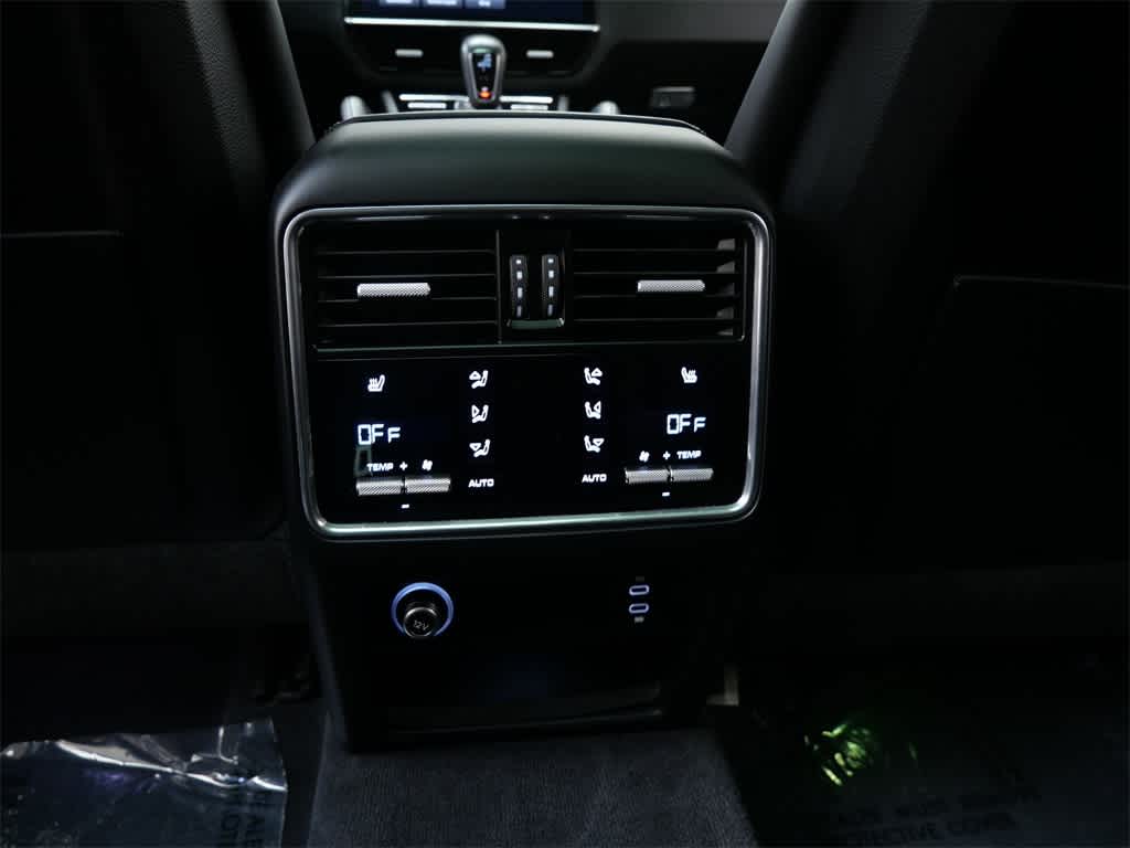 Thumbnail: 2023 Porsche Cayenne - 16