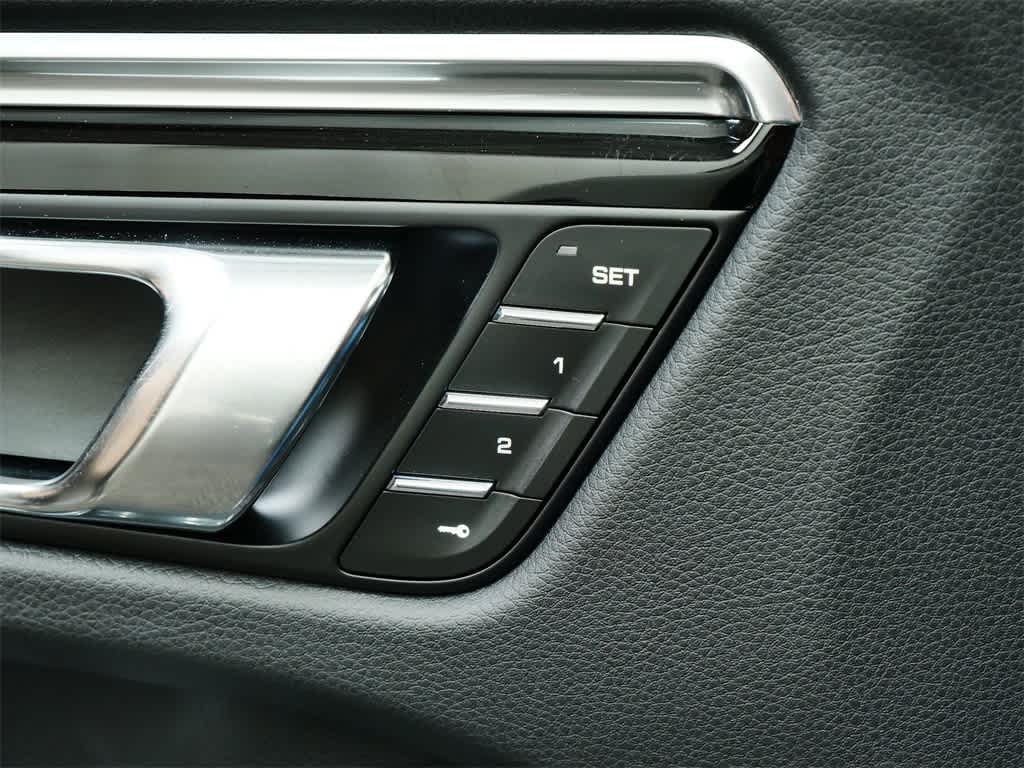 Thumbnail: 2025 Porsche Macan - 18