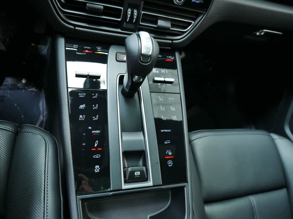 Thumbnail: 2026 Porsche Macan - 25