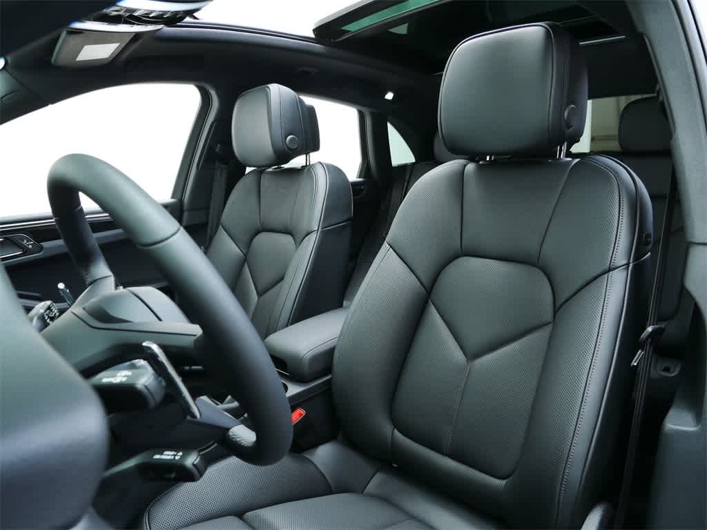 Thumbnail: 2026 Porsche Macan - 5