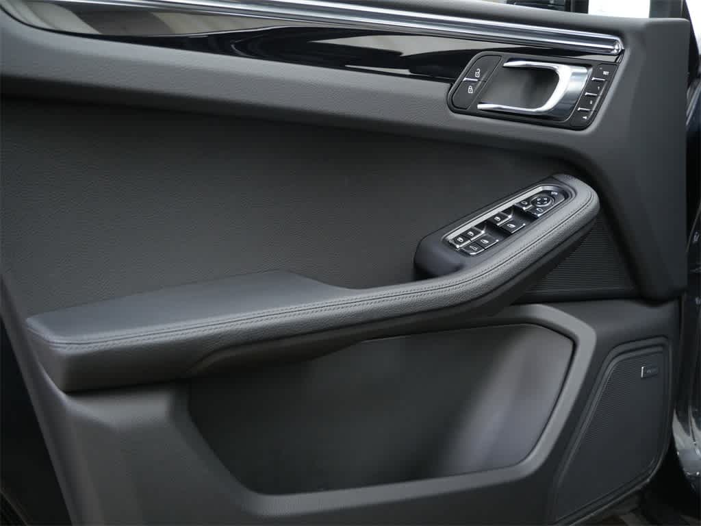 Thumbnail: 2025 Porsche Macan - 11