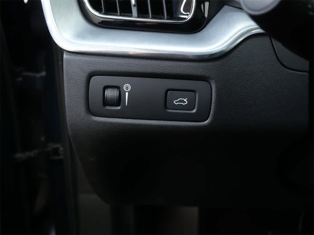 Thumbnail: 2018 Volvo XC60 - 16