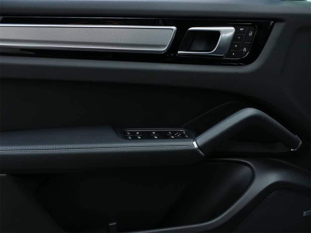 Thumbnail: 2023 Porsche Cayenne - 11