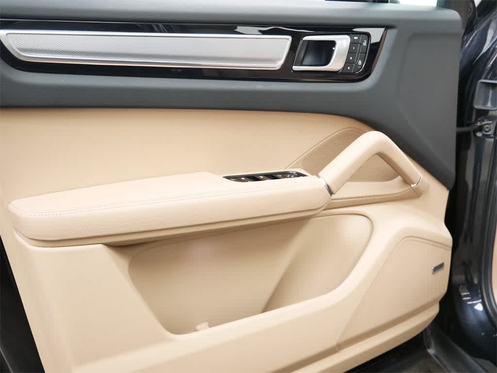 Thumbnail: 2022 Porsche Cayenne - 11