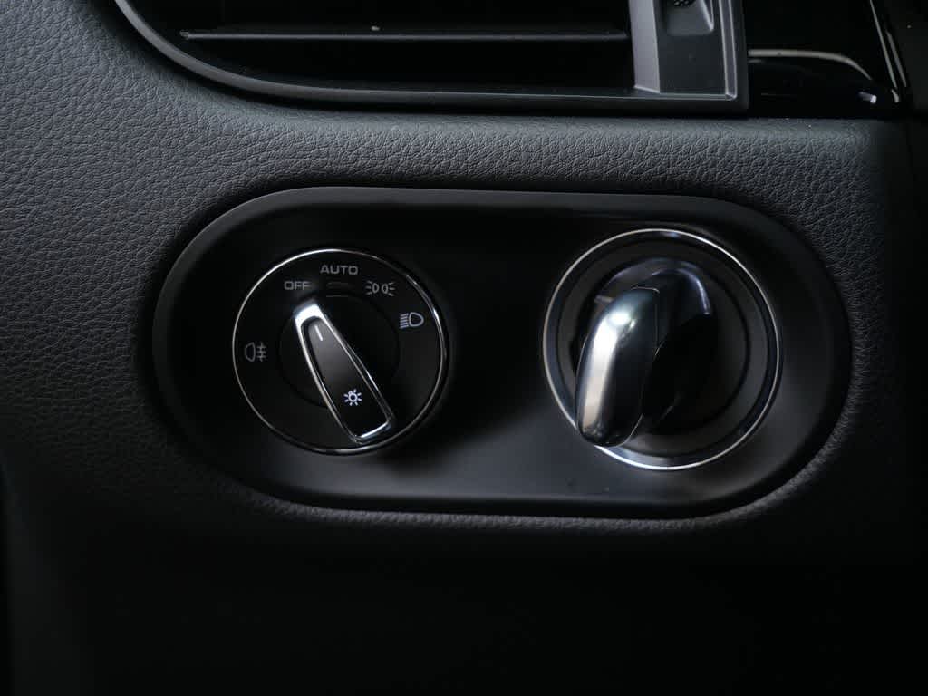 Thumbnail: 2025 Porsche Macan - 19