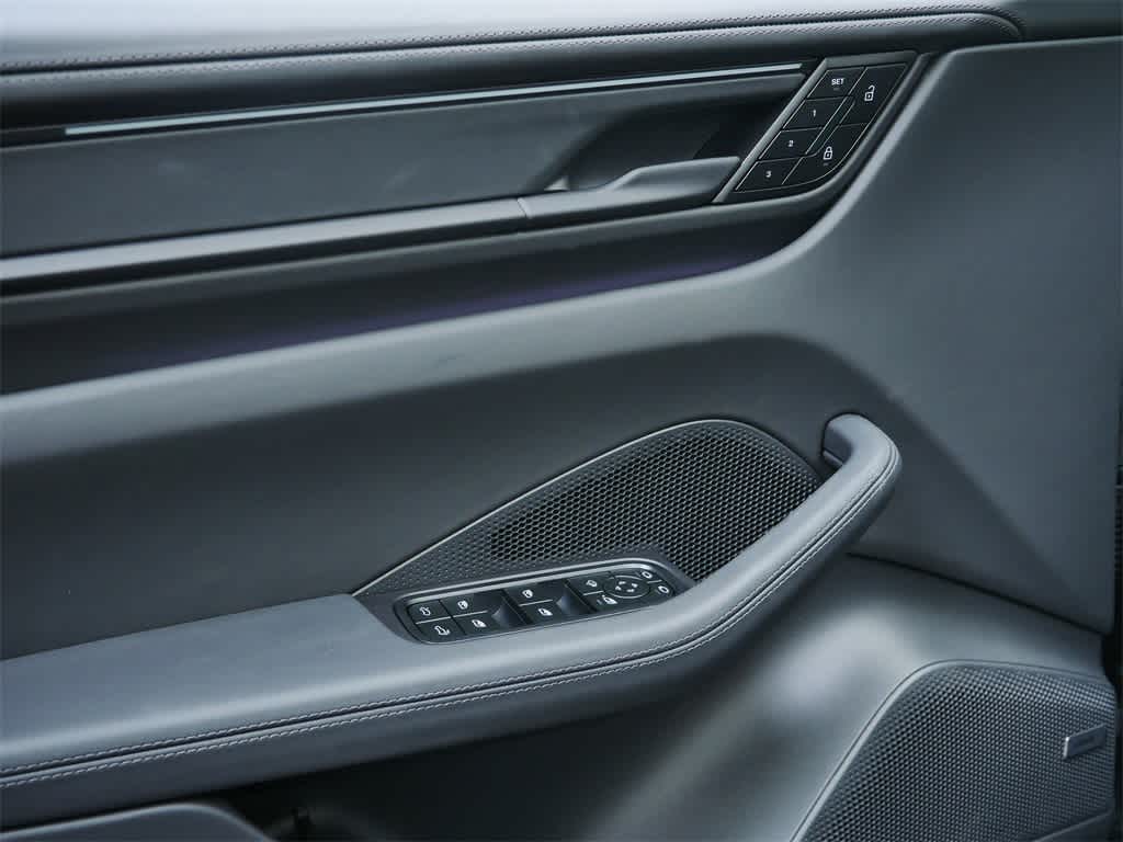 Thumbnail: 2025 Porsche Macan - 12