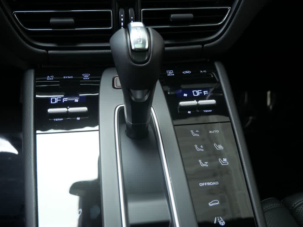 Thumbnail: 2026 Porsche Macan - 21