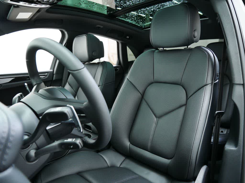 Thumbnail: 2026 Porsche Macan - 5