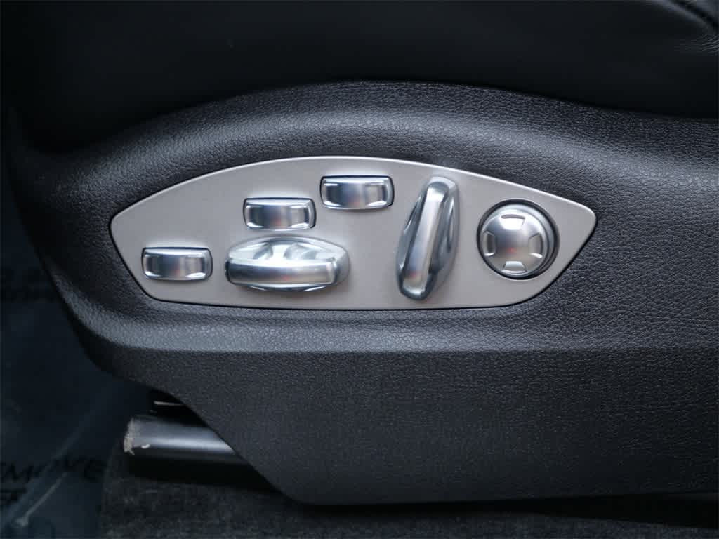 Thumbnail: 2026 Porsche Macan - 12