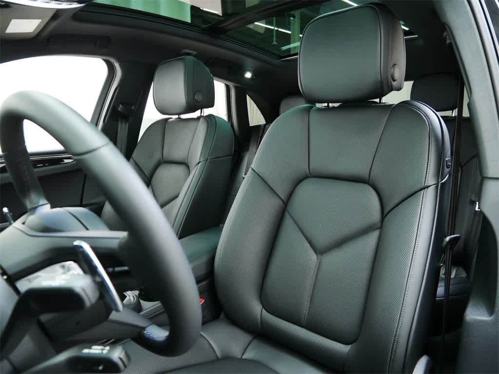 Thumbnail: 2026 Porsche Macan - 5