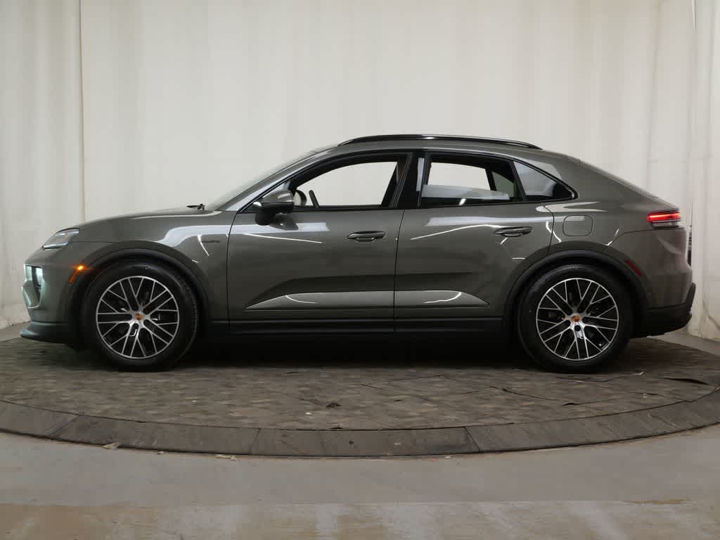 Thumbnail: 2026 Porsche Macan - 2