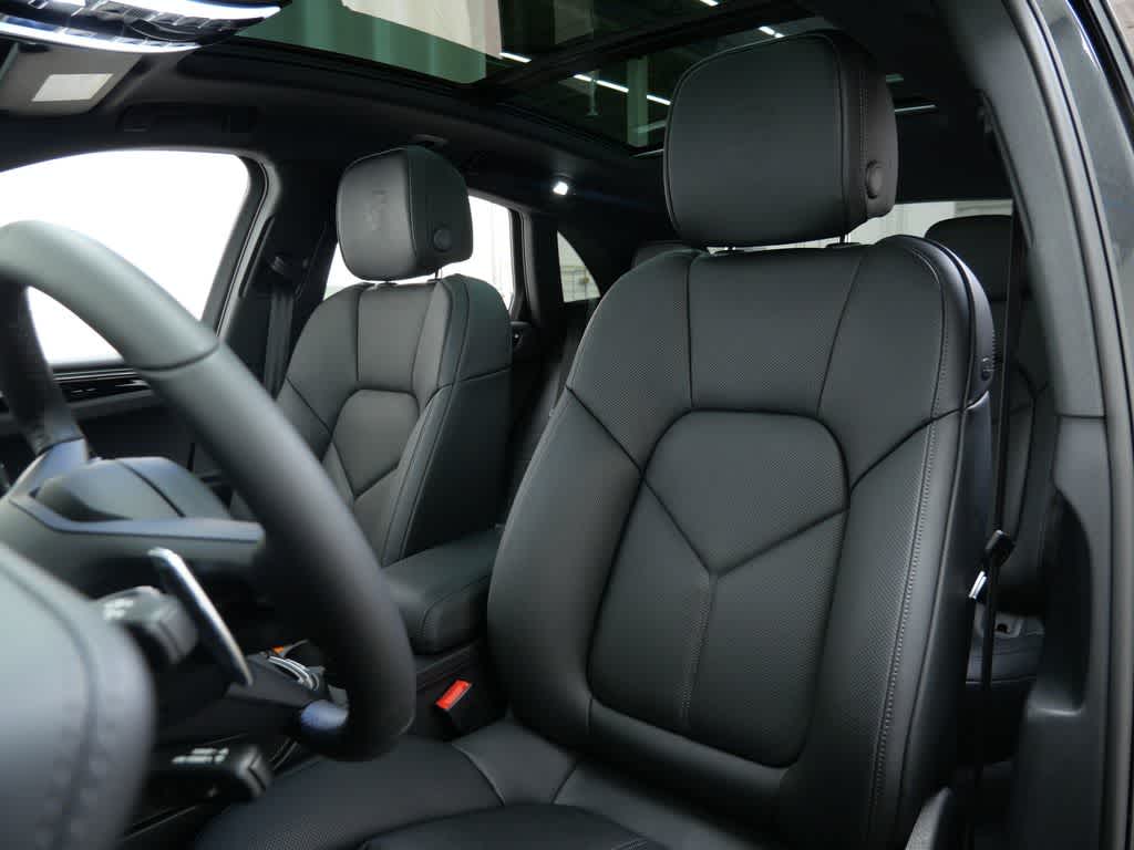 Thumbnail: 2026 Porsche Macan - 5